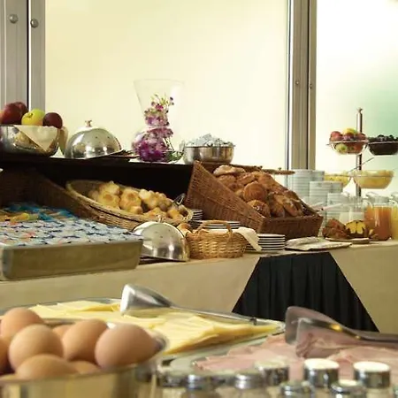 Hotell Hilton Garden Claridge 4*