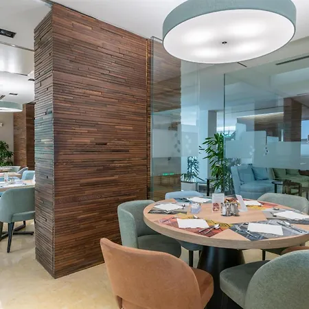 Hilton Garden Claridge