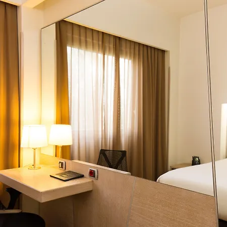 罗马克拉里奇希尔顿花园酒店 4*